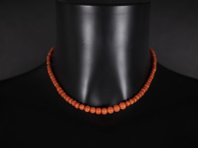 un collier de perles orange sur un mannequin, un mannequin, un mannequin, un mannequin, un mannequin, un mannequin, un mannequin, un mannequin, un mannequin, un mannequin, un mannequin, un mannequin, un mannequin, un mannequin, un mannequin, un mannequin, un mannequin, un mannequin, un mannequin, un mannequin, un mannequin, un mannequin, un mannequin, un mannequin, un mannequin, un mannequin, un mannequin, un mannequin, un mannequin, un mannequin, un mannequin, un mannequin, un mannequin,