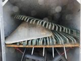 une image représentant un tas d'outils dans une boîte métallique