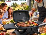 une photo d'un homme en train de faire cuire des aliments sur un barbecue, entouré de sa famille