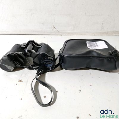 un sac noir et une paire de jumelles posés sur une table