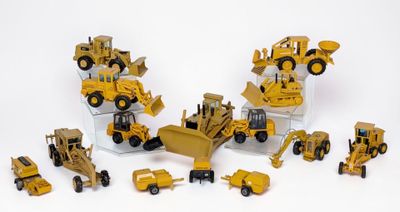 de nombreux engins de chantier miniatures posés sur une surface blanche