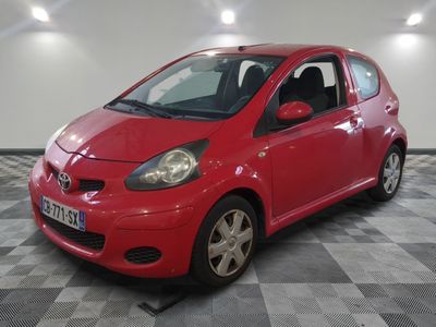 la photo d'une voiture rouge garée dans un garage