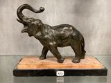 statue d'un éléphant exposée dans une vitrine