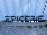 une enseigne sur le mur d'un immeuble où l'on peut lire « Frucere »
