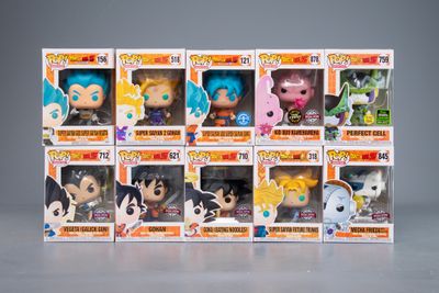 La boîte contient toute une série de figurines Funko issues de Dragon Quest.