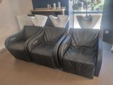 trois chaises qui se trouvent dans une pièce