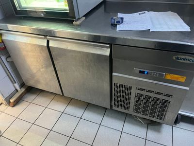 un micro-ondes posé sur un comptoir dans une cuisine