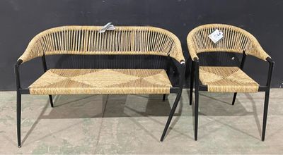 paire de fauteuils en osier avec pieds et accoudoirs en métal noir