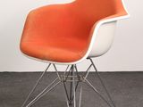 une chaise orange et blanche et une chaise noire et blanche