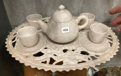 une table sur laquelle se trouvent une théière et des tasses