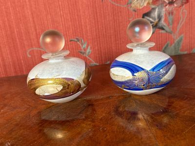 LOT DE DEUX FLACON À PARFUM en verre soufflé à incrustations… - Photo 1