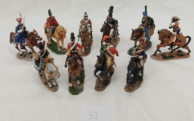 sept figurines de soldats à cheval sur un fond blanc