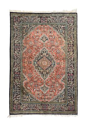 un tapis rouge et noir orné d'un motif en médaillon sur fond blanc