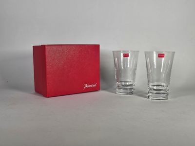 deux verres dans une boîte rouge et une boîte rouge posée sur une surface blanche