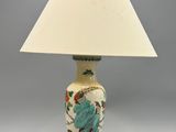 une photo d'une lampe de table surmontée d'un abat-jour blanc