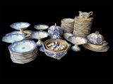 beaucoup d'assiettes et de bols bleus et blancs sur la table