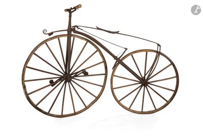 un vélo à l'ancienne posé sur une surface blanche