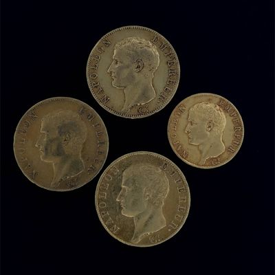 trois souverains d'or britanniques, un souverain et un souverain, sur fond noir