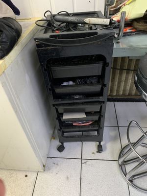 une photo d'une cuisine avec une cuisinière et un tabouret de bar