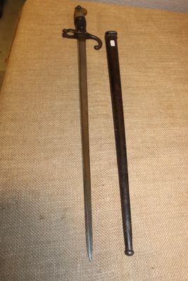 une image représentant une paire d'épées posées sur une table