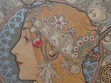 une peinture représentant une femme avec une couronne sur la tête