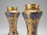 paire de vases bleus et or à motifs floraux