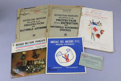 quelques livres sont posés les uns à côté des autres sur une table
