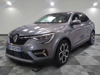 la voiture grise est garée sur un sol en damier dans le garage