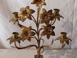 un bougeoir en laiton orné de fleurs, posé sur une table