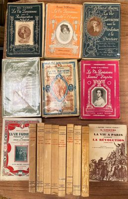 Plusieurs vieux livres sont posés les uns à côté des autres sur une table en bois.