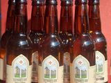 six bouteilles de bière sont alignées sur une table