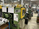 une machine qui se trouve au milieu d'une usine