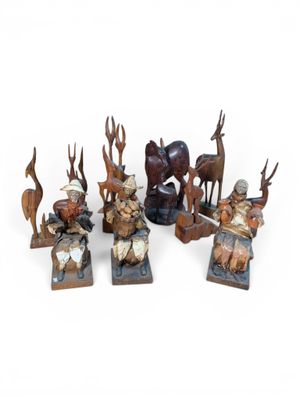 plusieurs figurines en bois représentant des animaux et des personnages, ainsi qu'une antilope
