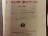 deux livres posés l'un à côté de l'autre sur une table
