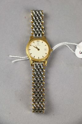 une photo d'une montre en or et en argent sur laquelle est accrochée une étiquette
