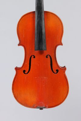 un vieux violon sur fond blanc