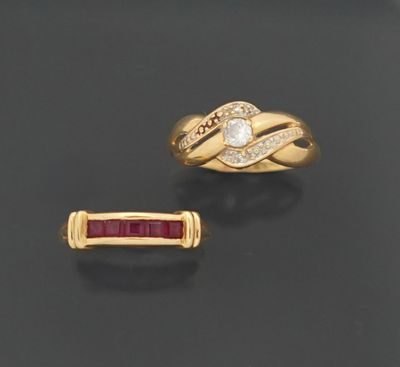 Un lot de deux bagues en or jaune 18K 750 millièmes, l'une o…