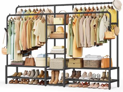 une photo d'un présentoir de vêtements et de chaussures