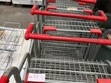 de nombreux caddies alignés les uns à côté des autres