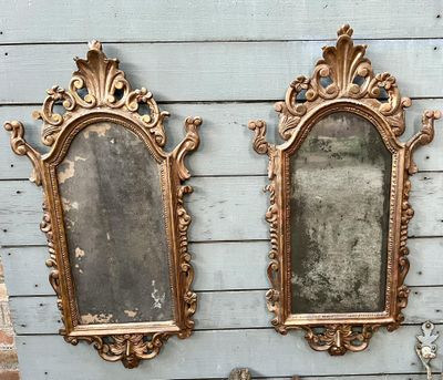 deux miroirs accrochés l'un à côté de l'autre au mur
