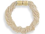 gros plan d'un bracelet sur fond blanc