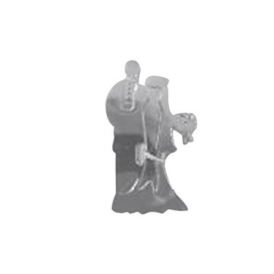 une photo en noir et blanc représentant une statue d'un homme et d'une femme