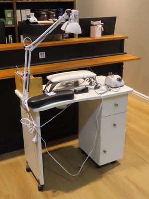 un bureau sur lequel se trouvent un ordinateur et une lampe