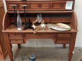 un bureau en bois surmonté d'un miroir
