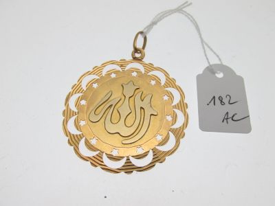 une image représentant une médaille d'or à laquelle est attachée une étiquette de prix