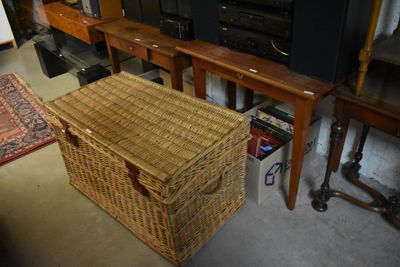 un panier en osier posé par terre devant un téléviseur