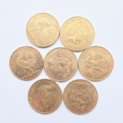 six pièces de monnaie différentes en livres sterling disposées sur une surface blanche