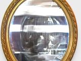 un miroir accroché au mur