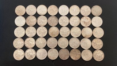un grand nombre de pièces de monnaie qui se trouvent sur une surface noire