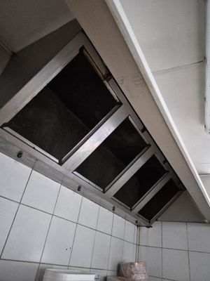 une photo d'une cuisine très encombrée